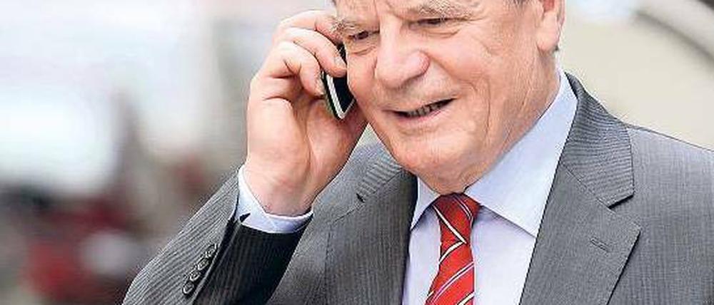 Überall im Gespräch. Gauck kommt dieser Tage viel rum. Der von SPD und Grünen gemeinsam nominierte Präsidentschaftskandidat besuchte am Dienstag Potsdam. Foto: dpa
