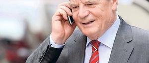 Überall im Gespräch. Gauck kommt dieser Tage viel rum. Der von SPD und Grünen gemeinsam nominierte Präsidentschaftskandidat besuchte am Dienstag Potsdam. Foto: dpa