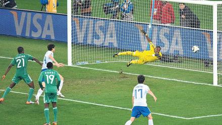 Flugshow. Nigerias Torwart Vincent Enyeama kann Südkoreas zweites Tor nicht verhindern.Foto: dpa