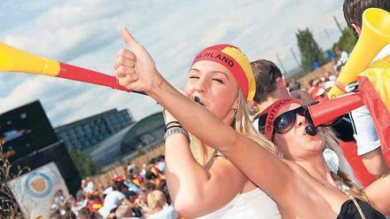 Spaß oder Nerverei? Hier ertönen die Vuvuzelas in Schwarz-Rot-Gold beim Public Viewing am Bundespressestrand. Die einen empfinden ihren Sound als als aggressives Gesumse eines Wespen- oder Hornissenschwarmes, die anderen haben ihr Vergnügen bei dieser afrikanischen Variante der LaOlawelle. Foto: dpa