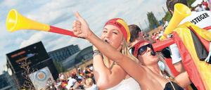 Spaß oder Nerverei? Hier ertönen die Vuvuzelas in Schwarz-Rot-Gold beim Public Viewing am Bundespressestrand. Die einen empfinden ihren Sound als als aggressives Gesumse eines Wespen- oder Hornissenschwarmes, die anderen haben ihr Vergnügen bei dieser afrikanischen Variante der LaOlawelle. Foto: dpa