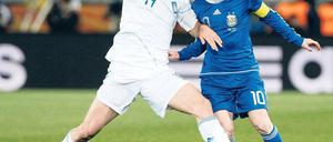 Messi in Manndeckung.