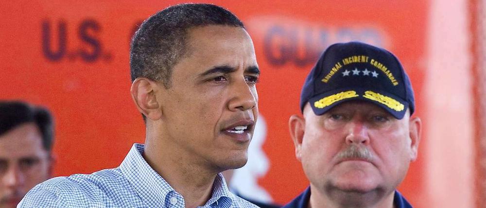 Der US-Präsident verspricht Unterstützung für die betroffenen Gebiete. Im Rücken: Admiral Thad Allen von der Küstenwache, die im Kampf gegen das Öl eingesetzt wird. 