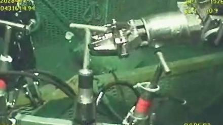 Schraubarbeiten am Meeresboden. Bei der Operation "Static Kill" sollen ferngesteuerte Roboter versuchen, das Bohrloch zu verschließen. 