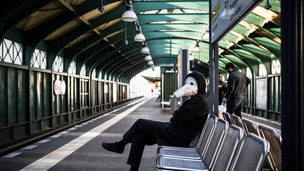 Ein Mann sitzt mit einer Maske im U-Bahnhof Eberswalder Straße, die an die Schnabelmasken in der Zeit der Pest erinnern soll. Berlin, Deutschland, 05.04.2020.
