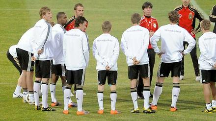 Joachim Löw schwört die Mannschaft auf das Spiel gegen Ghana ein.