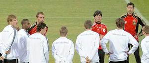 Joachim Löw schwört die Mannschaft auf das Spiel gegen Ghana ein.