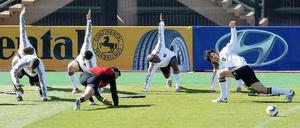 Immer locker bleiben. Toni Kroos, Dennis Aogo, Miroslav Klose, Cacau and Serdar Tasci trainieren im so genannten "Super Stadion" in Atteridgeville bei Pretoria.