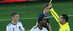 Achtung: Bei einer weiteren Gelben Karte im Spiel gegen Ghana drohen Sperren für Bastian Schweinsteiger und Cacau.