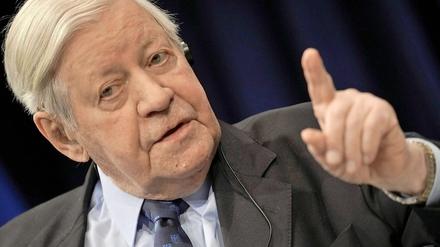 Helmut Schmidt lässt an der Finanzpolitik von Kanzlerin Merkel kein gutes Haar.