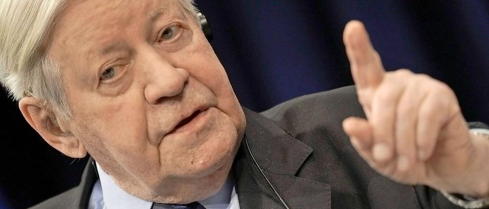 Helmut Schmidt lässt an der Finanzpolitik von Kanzlerin Merkel kein gutes Haar.