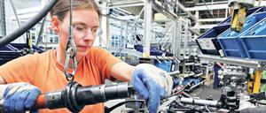 Wachstumsmotor. Zu den großen Berliner Industriebetrieben gehört das Daimler-Benz-Werk in Marienfelde, das Antriebe für die Autos der Konzerns produziert. 
