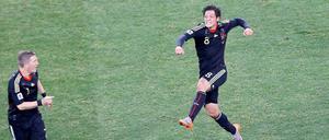 Diesmal trifft er. Mesut Özil schießt Deutschland mit 1:0 in Führung.