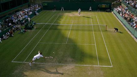 Tennis ohne Ende. John Isner und Nicolas Mahut (vorn) schreiben in Wimbledon Tennisgeschichte.
