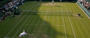Tennis ohne Ende. John Isner und Nicolas Mahut (vorn) schreiben in Wimbledon Tennisgeschichte.