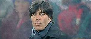 Still und starr. Der Bundestrainer während des Spiels gegen Ghana.
