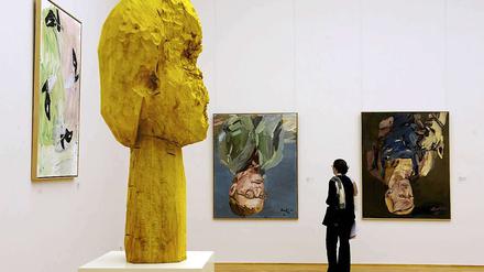 Eine Frau betrachtet in der Galerie Neue Meister der Staatlichen Kunstsammlungen Dresden im Albertinum in Dresden Gemälde des Künstlers Georg Baselitz.