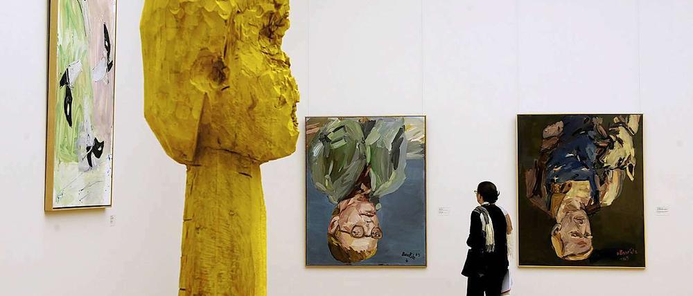 Eine Frau betrachtet in der Galerie Neue Meister der Staatlichen Kunstsammlungen Dresden im Albertinum in Dresden Gemälde des Künstlers Georg Baselitz. 