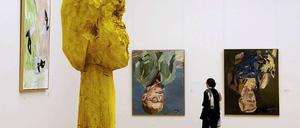 Eine Frau betrachtet in der Galerie Neue Meister der Staatlichen Kunstsammlungen Dresden im Albertinum in Dresden Gemälde des Künstlers Georg Baselitz. 