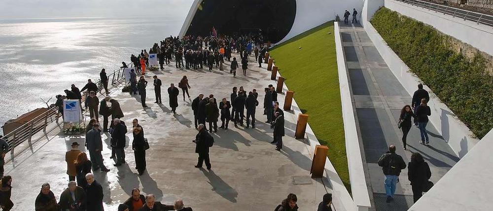 Das vom brasilianischen Architekten Oscar Niemeyer entworfene Konzerthaus von Ravello gehört zu den spektakulärsten Neubauten Italiens.