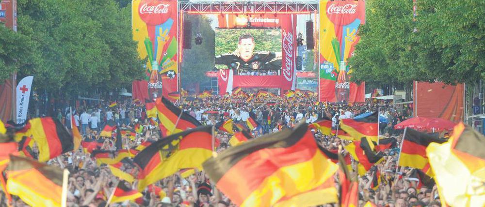 Jubel und Gedränge. Bis zu 250 000 Zuschauer fieberten beim Spiel gegen Ghana auf der Fanmeile mit. Doch spielt die deutsche Elf nicht, sinken die Besucherzahlen rapide.