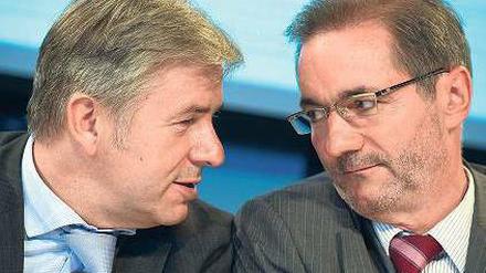 Die Länderchefs Wowereit und Platzeck nach der Aufsichtsratssitzung. Foto: dpa/Pleul