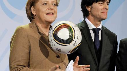 Die Bundeskanzlerin will auch auf Reisen am Ball bleiben.