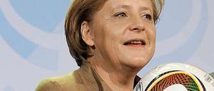 Die Bundeskanzlerin will auch auf Reisen am Ball bleiben.