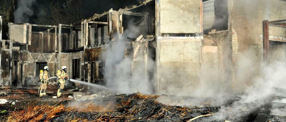 Einsatz in der Nacht: Am 11. August 2014 standen im Spreepark die Kulissen des Dorfes „Alt-England“ in Flammen. 