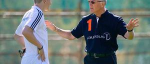 Franz Beckenbauer erklärt Bastian Schweinsteiger, wie's gemacht wird.