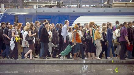 Im Pariser Nahverkehr kam es wegen des Streiks zu großen Behinderungen und so zu vollen Bahnsteigen wie hier in der Station Saint-Lazare.