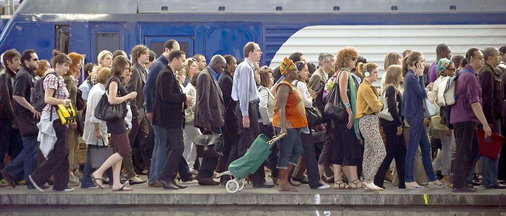 Im Pariser Nahverkehr kam es wegen des Streiks zu großen Behinderungen und so zu vollen Bahnsteigen wie hier in der Station Saint-Lazare.