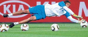 Mal mit Afro, mal mit geflochtenen Haaren.