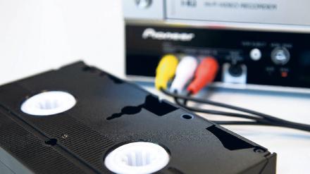 Länger als fünfzehn Jahre halten viele Videobänder nicht. Mit speziellen Rettungspaketen für den PC werden die Erinnerungen in den Computer importiert, bearbeitet und auf einer DVD für die nächsten Jahre gesichert. Foto: pa/dpa