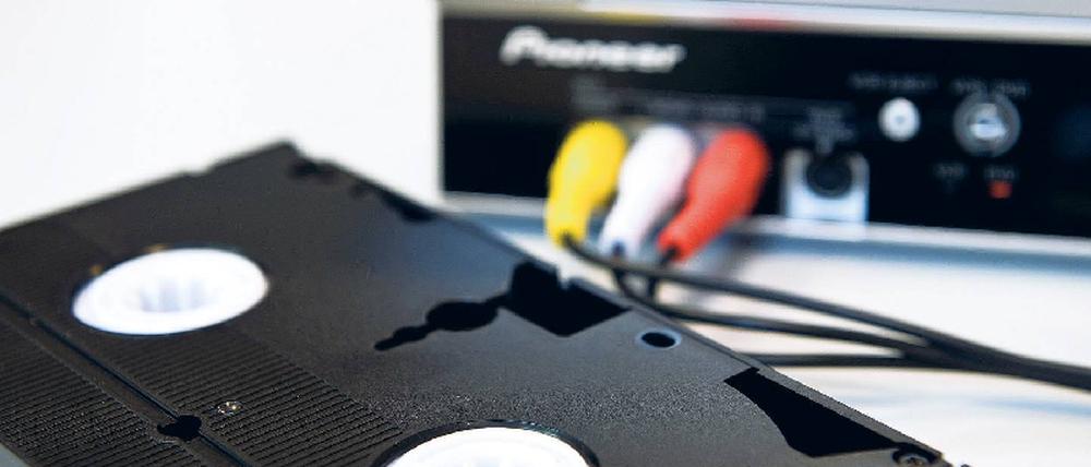 Länger als fünfzehn Jahre halten viele Videobänder nicht. Mit speziellen Rettungspaketen für den PC werden die Erinnerungen in den Computer importiert, bearbeitet und auf einer DVD für die nächsten Jahre gesichert. Foto: pa/dpa