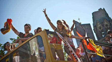 Fans feiern am Kurfürstendamm.