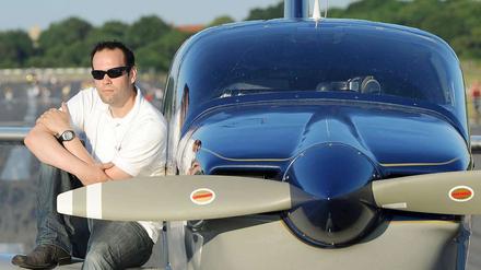 Der Pilot nimmt die riskante Landung offenbar gelassen. Dabei hatte er Befürchtungen, nicht mehr bis Tempelhof zu kommen. 