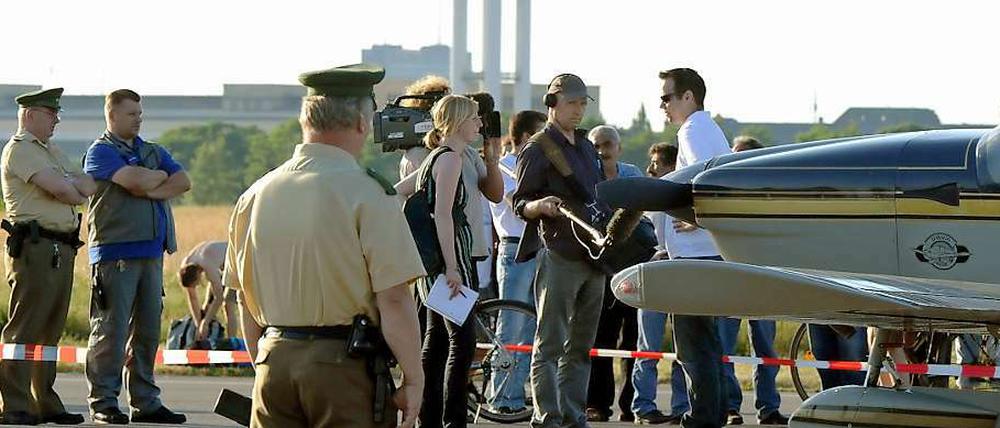 26.06.2010: Eine kleine Propellermaschine macht am Samstagabend einen Notlandung auf dem stillgelegten Flughafen Tempelhof  - inmitten von Skatern, Fahrradfahrern und Spaziergängern.