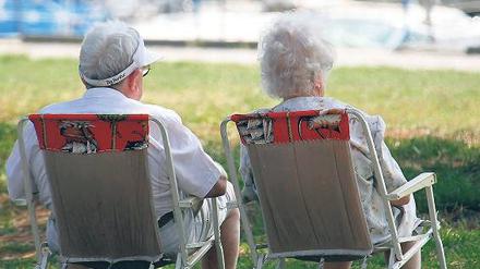 Entspannt. Wer für die Alten sorgt, muss in Zukunft nicht mehr zwangsläufig ganz aus dem Job aussteigen. Attraktive Teilzeitmodelle sollen es möglich machen. Foto: dpa