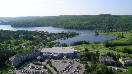 Grüner Gipfel. Das Deerhurst Resort aus der Luft.