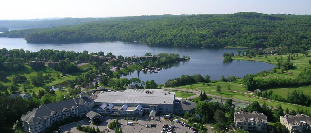 Grüner Gipfel. Das Deerhurst Resort aus der Luft.
