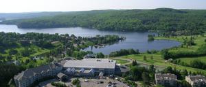 Grüner Gipfel. Das Deerhurst Resort aus der Luft.