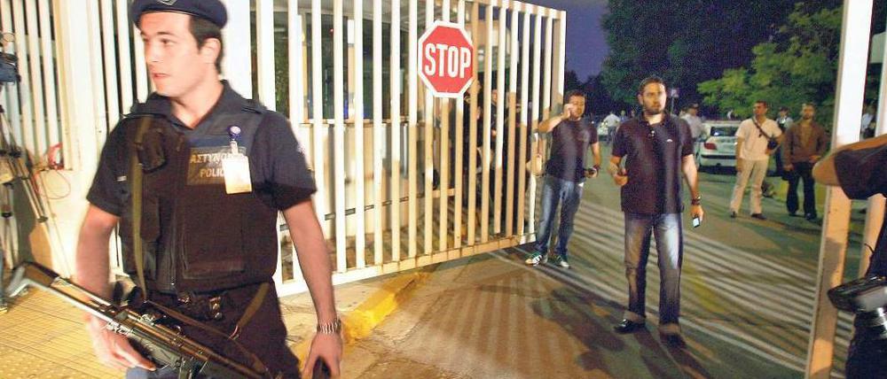 Nach dem Anschlag. Im streng bewachten Zivilschutzministerium in Athen war am Donnerstagabend eine Paketbombe explodiert, ein Beamter wurde getötet. Foto: Simela Pantzartzi/dpa