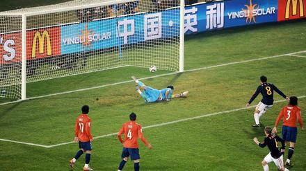 Das Tor zum Glück. Andres Iniesta erzielt den zweiten spanischen Treffer.