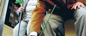 Reise in die Erinnerung. Max Bergoffen legt mit seinem Bruder Leo bei ihrem Berlin-Besuch Blumen am früheren Elternhaus am Hackeschen Markt nieder. Stolpersteine erinnern hier an das Schicksal der jüdischen Familie.