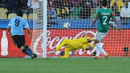Im Parallelspiel in Rustenburg zwischen Uruguay und Mexiko bricht Luis Suarez den Nichtangriffspakt und bringt die Südamerikaner in der 43. Minute mit 1:0 in Führung.