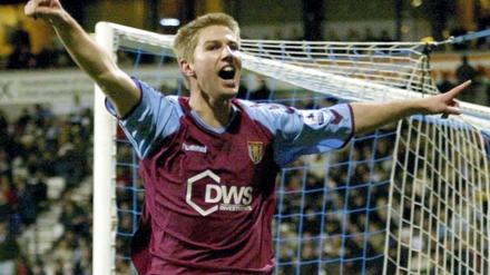 Schon früher auf der Insel: Thomas Hitzlsperger im Trikot von Aston Villa. Demnächst spielt er in ähnlichen Farben bei West Ham.
