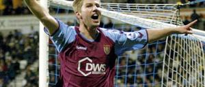 Schon früher auf der Insel: Thomas Hitzlsperger im Trikot von Aston Villa. Demnächst spielt er in ähnlichen Farben bei West Ham.