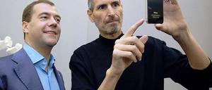 Steve Jobs präsentiert das neue iPhone.