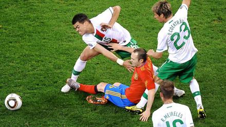 Selbst für Dribbelkünstler Iniesta gab es gegen Portugal kaum ein Durchkommen.
